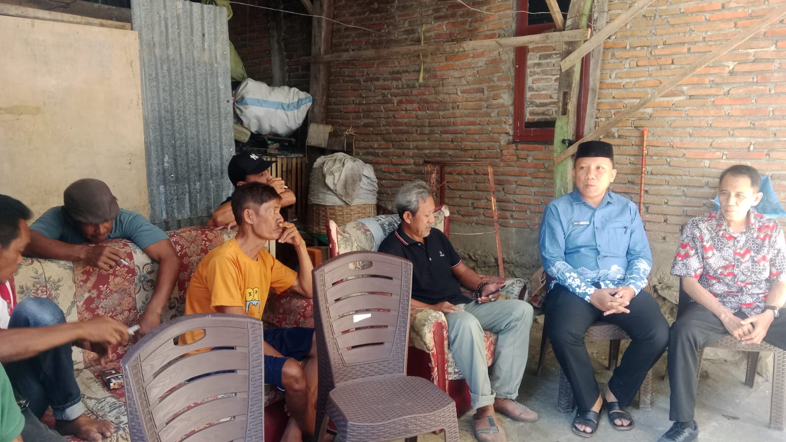 Duka Menyelimuti Ujung Labbu: Lurah Lembang Bersama Warga Sambut Kepulangan Jenazah Almarhum Supriadi dengan Penuh Empati dan Kebersamaan.